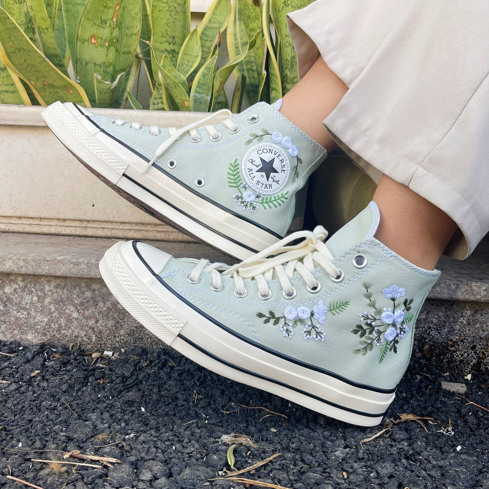 Custom Floral Embroidered Shoes, Handmade Embroidered Converse, Converse Custom, Converse Wreath Flower, Custom Flower Chuck Taylor 1970s - 4.jpg