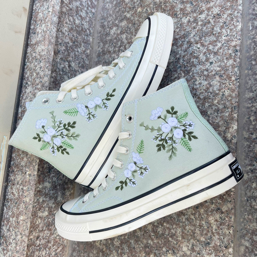 Custom Floral Embroidered Shoes, Handmade Embroidered Converse, Converse Custom, Converse Wreath Flower, Custom Flower Chuck Taylor 1970s - 8.jpg
