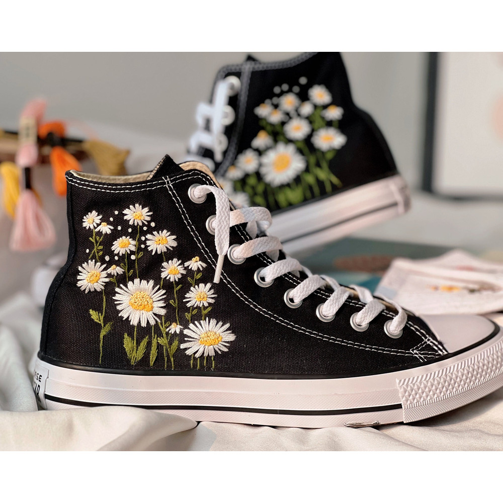 Custom Floral Embroidered Shoes, Handmade Embroidered Converse, Converse Custom, Converse Wreath Flower, Custom Flower Chuck Taylor 1970s - 2.jpg