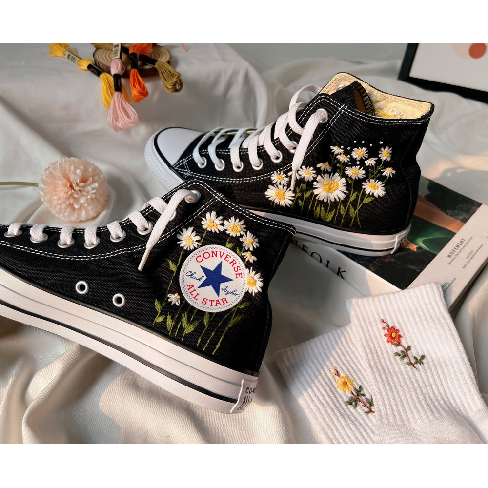 Custom Floral Embroidered Shoes, Handmade Embroidered Converse, Converse Custom, Converse Wreath Flower, Custom Flower Chuck Taylor 1970s - 4.jpg