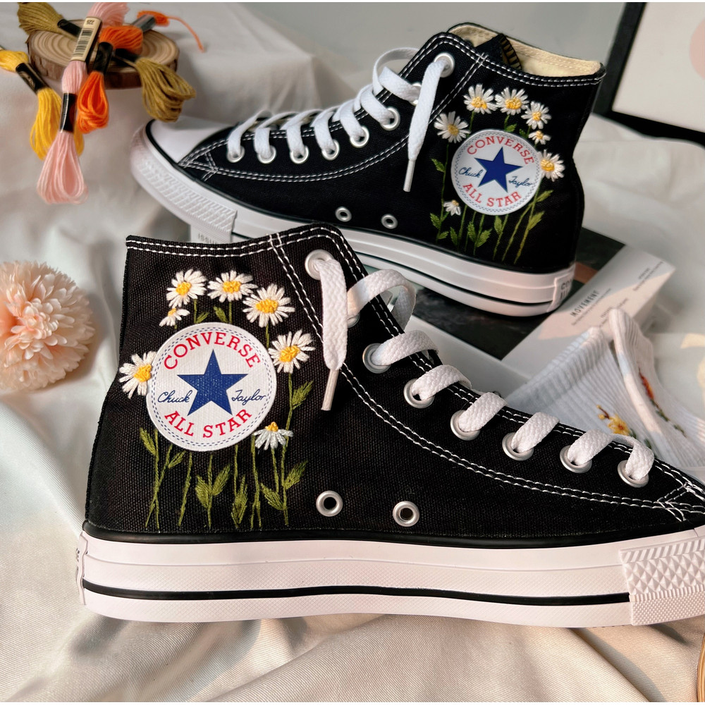 Custom Floral Embroidered Shoes, Handmade Embroidered Converse, Converse Custom, Converse Wreath Flower, Custom Flower Chuck Taylor 1970s - 6.jpg