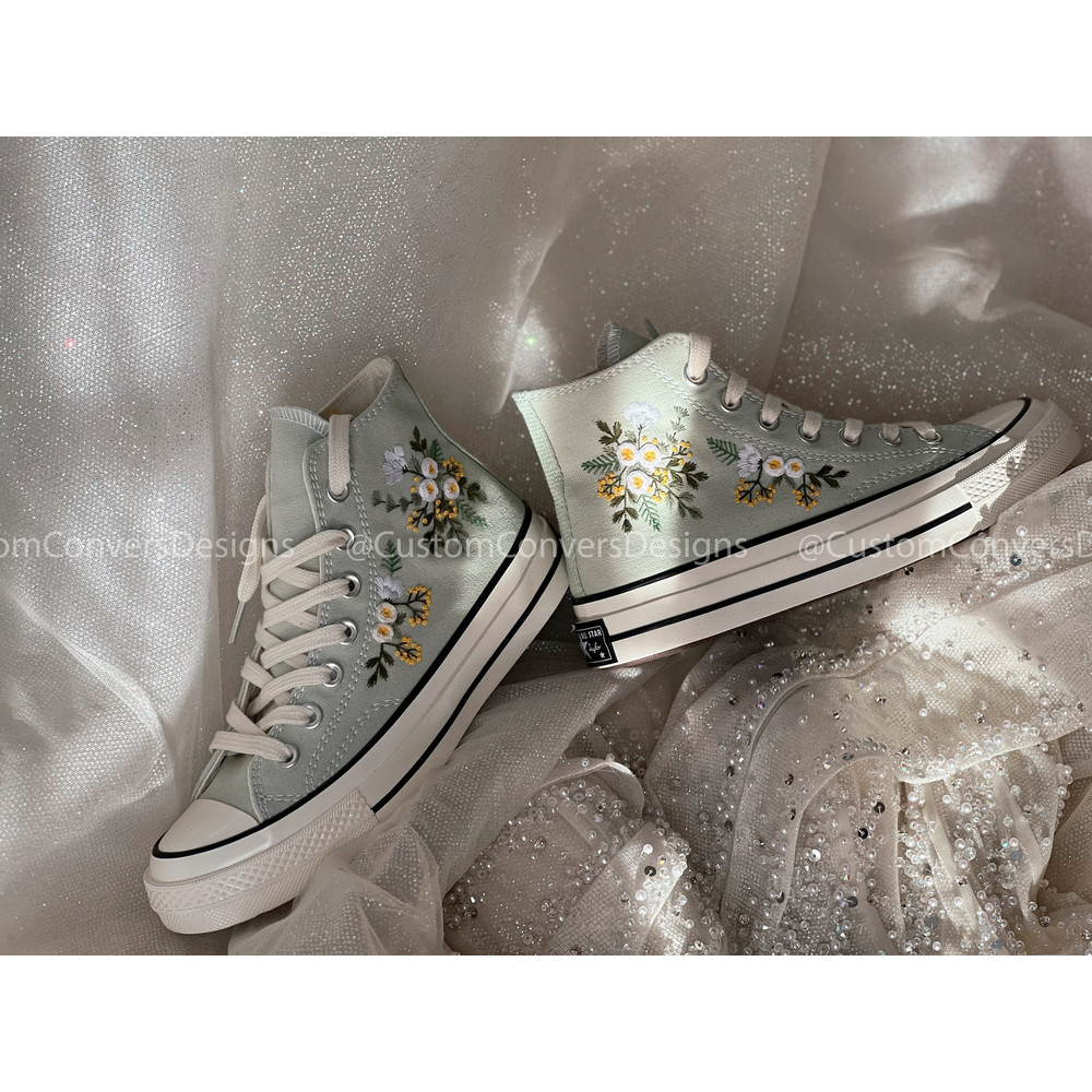 Custom Floral Embroidered Shoes, Handmade Embroidered Converse, Converse Custom, Converse Wreath Flower, Custom Flower Chuck Taylor 1970s - 10.jpg