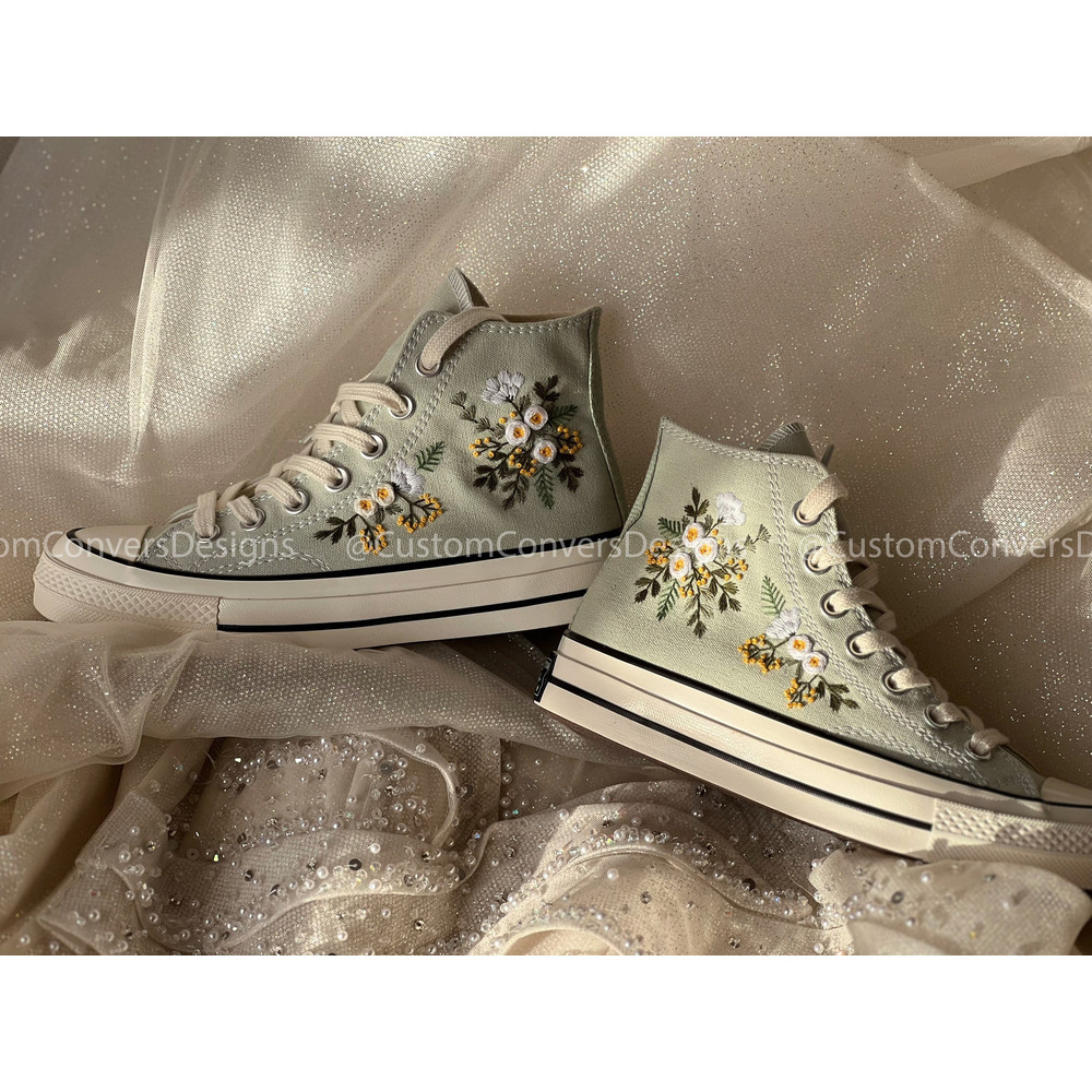 Custom Floral Embroidered Shoes, Handmade Embroidered Converse, Converse Custom, Converse Wreath Flower, Custom Flower Chuck Taylor 1970s - 5.jpg
