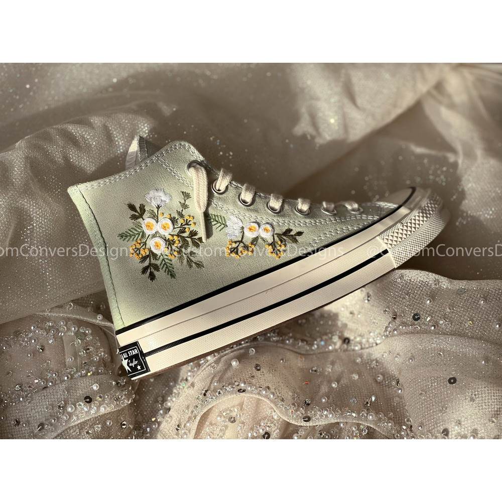Custom Floral Embroidered Shoes, Handmade Embroidered Converse, Converse Custom, Converse Wreath Flower, Custom Flower Chuck Taylor 1970s - 6.jpg