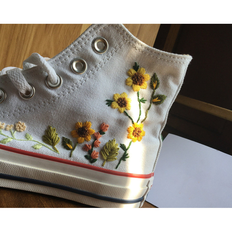 Custom Floral Embroidered Shoes, Handmade Embroidered Converse, Converse Custom, Converse Wreath Flower, Custom Flower Chuck Taylor 1970s - 2.jpg