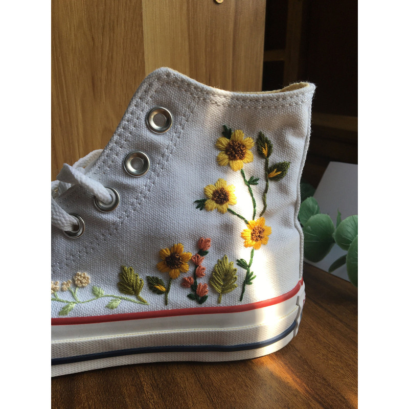 Custom Floral Embroidered Shoes, Handmade Embroidered Converse, Converse Custom, Converse Wreath Flower, Custom Flower Chuck Taylor 1970s - 4.jpg