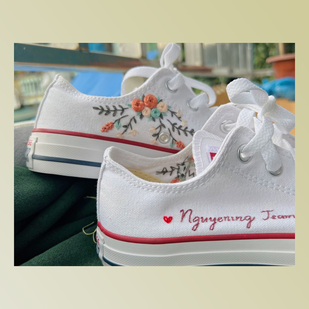 Custom Floral Embroidered Shoes, Handmade Embroidered Converse, Converse Custom, Converse Wreath Flower, Custom Flower Chuck Taylor 1970s - 1.jpg