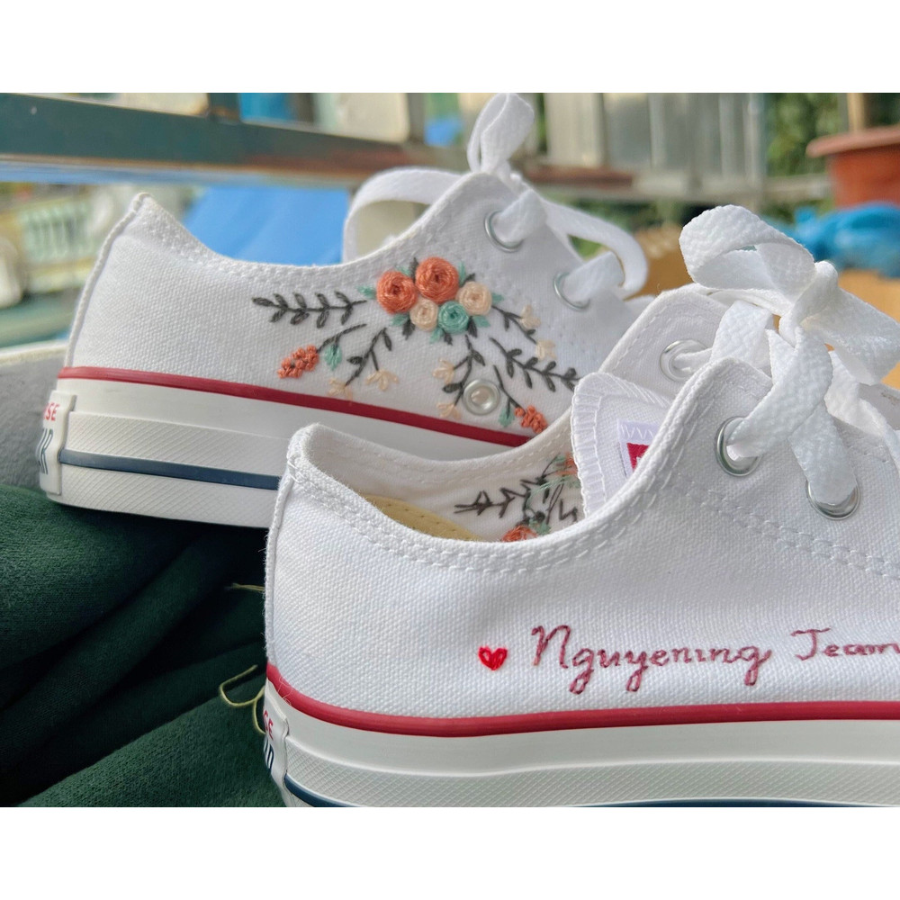 Custom Floral Embroidered Shoes, Handmade Embroidered Converse, Converse Custom, Converse Wreath Flower, Custom Flower Chuck Taylor 1970s - 2.jpg