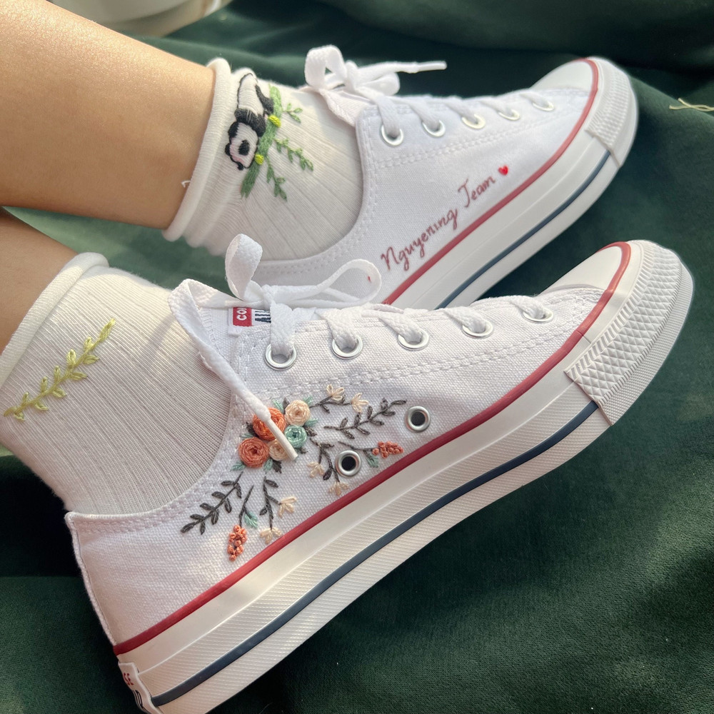 Custom Floral Embroidered Shoes, Handmade Embroidered Converse, Converse Custom, Converse Wreath Flower, Custom Flower Chuck Taylor 1970s - 4.jpg
