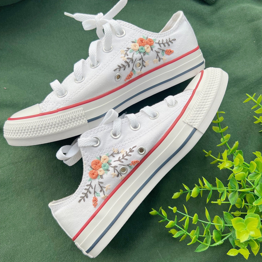 Custom Floral Embroidered Shoes, Handmade Embroidered Converse, Converse Custom, Converse Wreath Flower, Custom Flower Chuck Taylor 1970s - 6.jpg