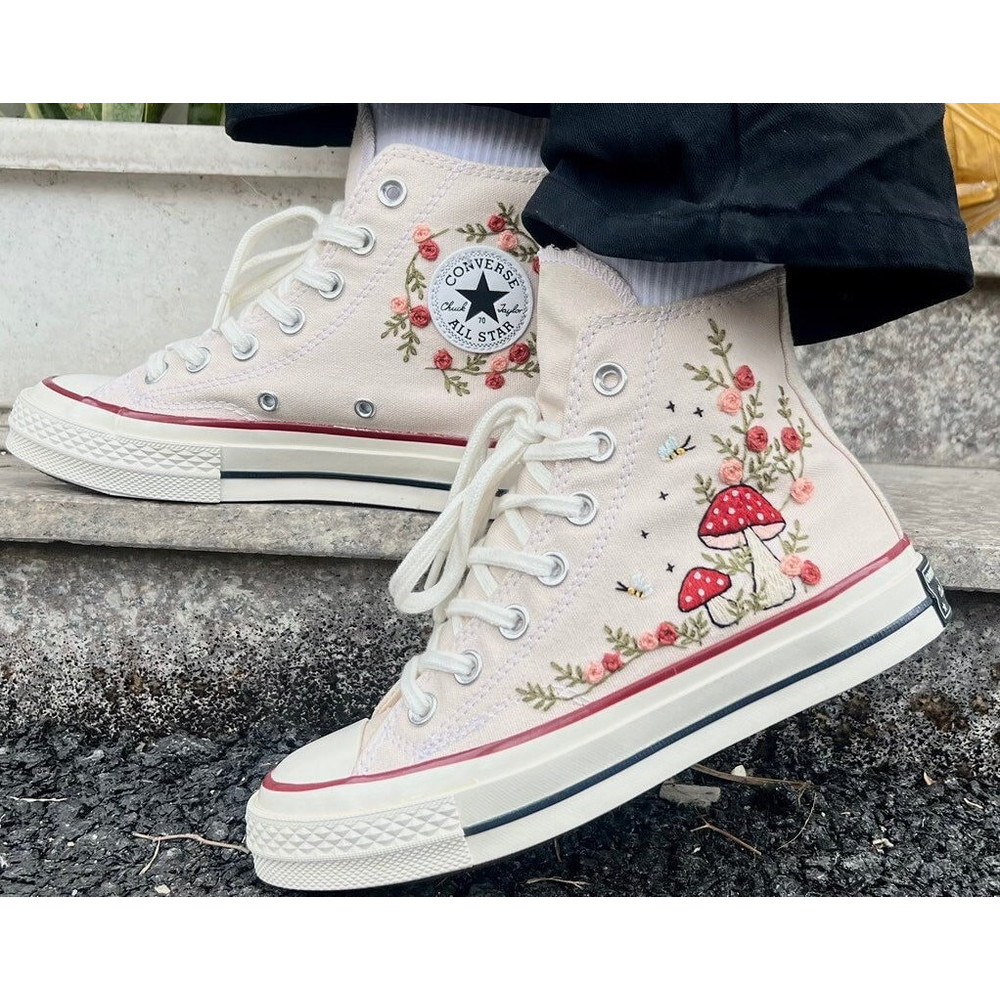 Custom Floral Embroidered Shoes, Handmade Embroidered Converse, Converse Custom, Converse Wreath Flower, Custom Flower Chuck Taylor 1970s - 2.jpg