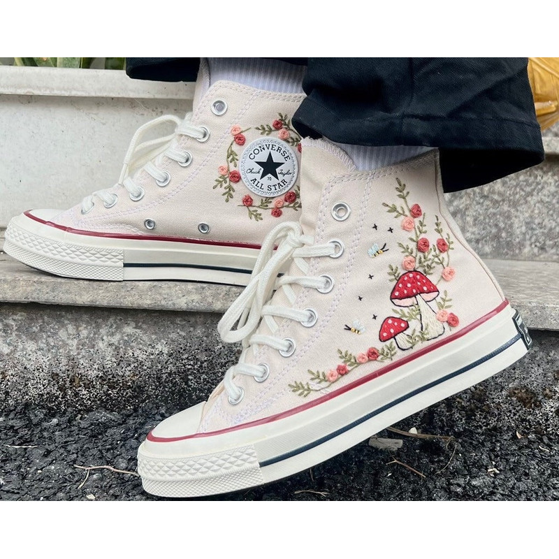 Custom Floral Embroidered Shoes, Handmade Embroidered Converse, Converse Custom, Converse Wreath Flower, Custom Flower Chuck Taylor 1970s - 2.jpg