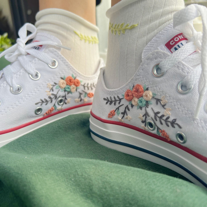 Custom Floral Embroidered Shoes, Handmade Embroidered Converse, Converse Custom, Converse Wreath Flower, Custom Flower Chuck Taylor 1970s - 8.jpg