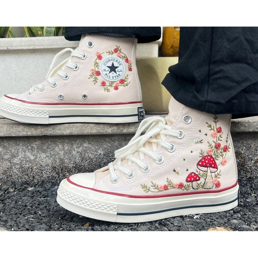 Custom Floral Embroidered Shoes, Handmade Embroidered Converse, Converse Custom, Converse Wreath Flower, Custom Flower Chuck Taylor 1970s - 4.jpg