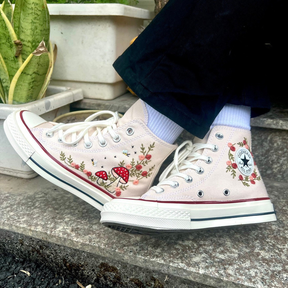 Custom Floral Embroidered Shoes, Handmade Embroidered Converse, Converse Custom, Converse Wreath Flower, Custom Flower Chuck Taylor 1970s - 5.jpg