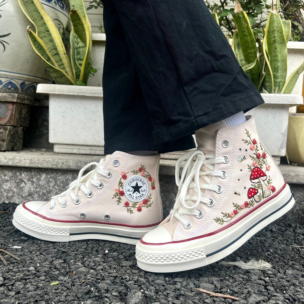 Custom Floral Embroidered Shoes, Handmade Embroidered Converse, Converse Custom, Converse Wreath Flower, Custom Flower Chuck Taylor 1970s - 6.jpg