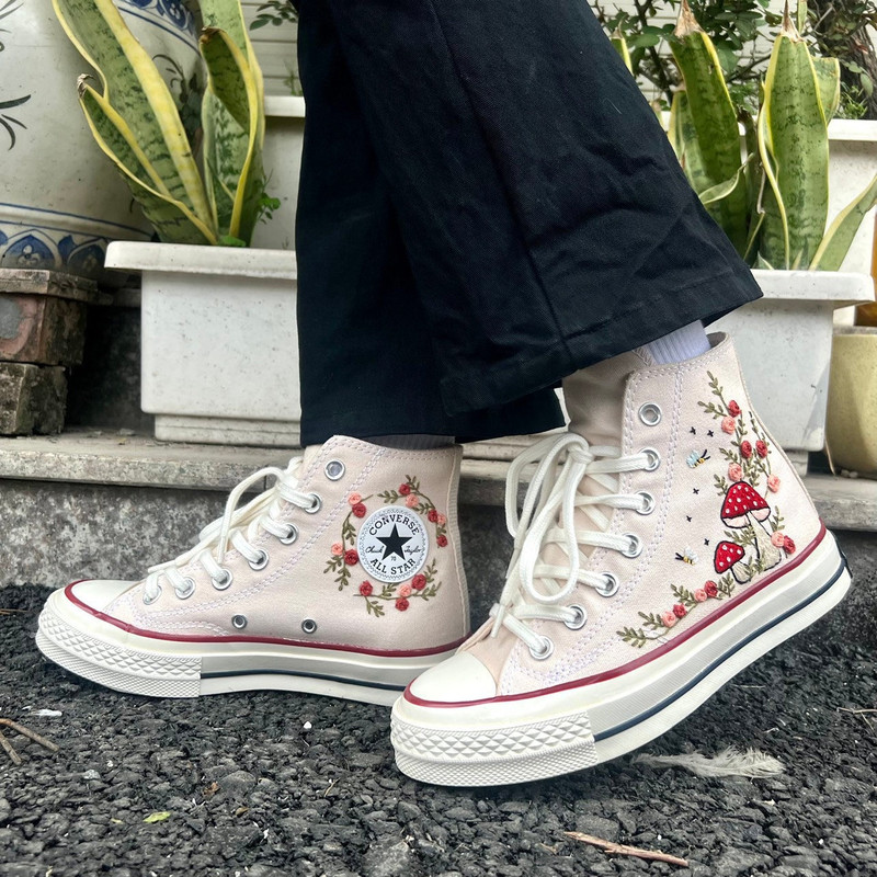 Custom Floral Embroidered Shoes, Handmade Embroidered Converse, Converse Custom, Converse Wreath Flower, Custom Flower Chuck Taylor 1970s - 6.jpg