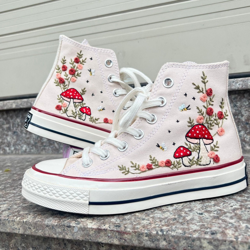 Custom Floral Embroidered Shoes, Handmade Embroidered Converse, Converse Custom, Converse Wreath Flower, Custom Flower Chuck Taylor 1970s - 7.jpg
