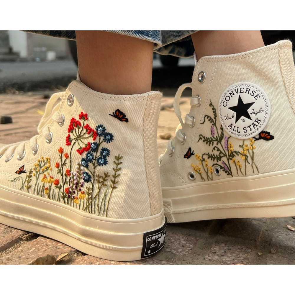 Custom Floral Embroidered Shoes, Handmade Embroidered Converse, Converse Custom, Converse Wreath Flower, Custom Flower Chuck Taylor 1970s - 2.jpg