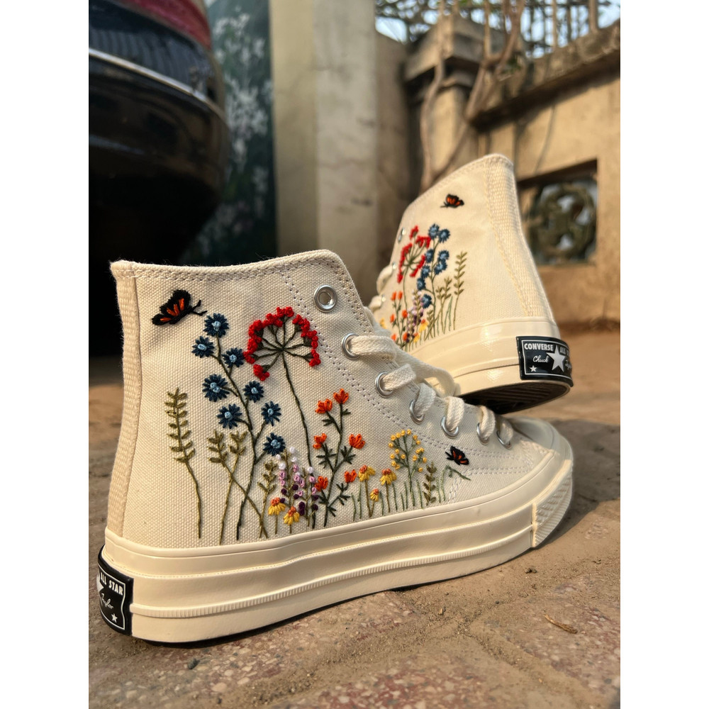 Custom Floral Embroidered Shoes, Handmade Embroidered Converse, Converse Custom, Converse Wreath Flower, Custom Flower Chuck Taylor 1970s - 4.jpg