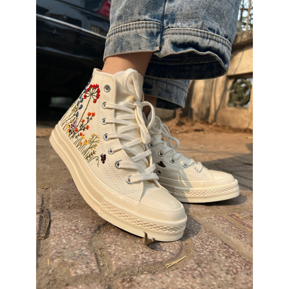 Custom Floral Embroidered Shoes, Handmade Embroidered Converse, Converse Custom, Converse Wreath Flower, Custom Flower Chuck Taylor 1970s - 6.jpg