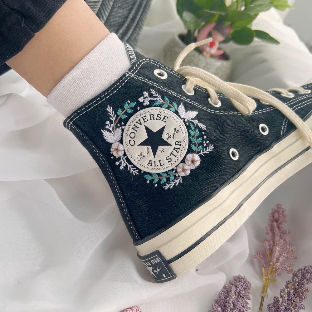 Custom Floral Embroidered Shoes, Handmade Embroidered Converse, Converse Custom, Converse Wreath Flower, Custom Flower Chuck Taylor 1970s - 10.jpg