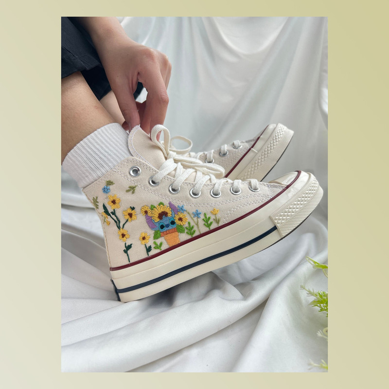 Custom Floral Embroidered Shoes, Handmade Embroidered Converse, Converse Custom, Converse Wreath Flower, Custom Flower Chuck Taylor 1970s - 1.jpg