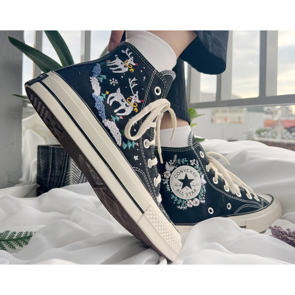Custom Floral Embroidered Shoes, Handmade Embroidered Converse, Converse Custom, Converse Wreath Flower, Custom Flower Chuck Taylor 1970s - 2.jpg