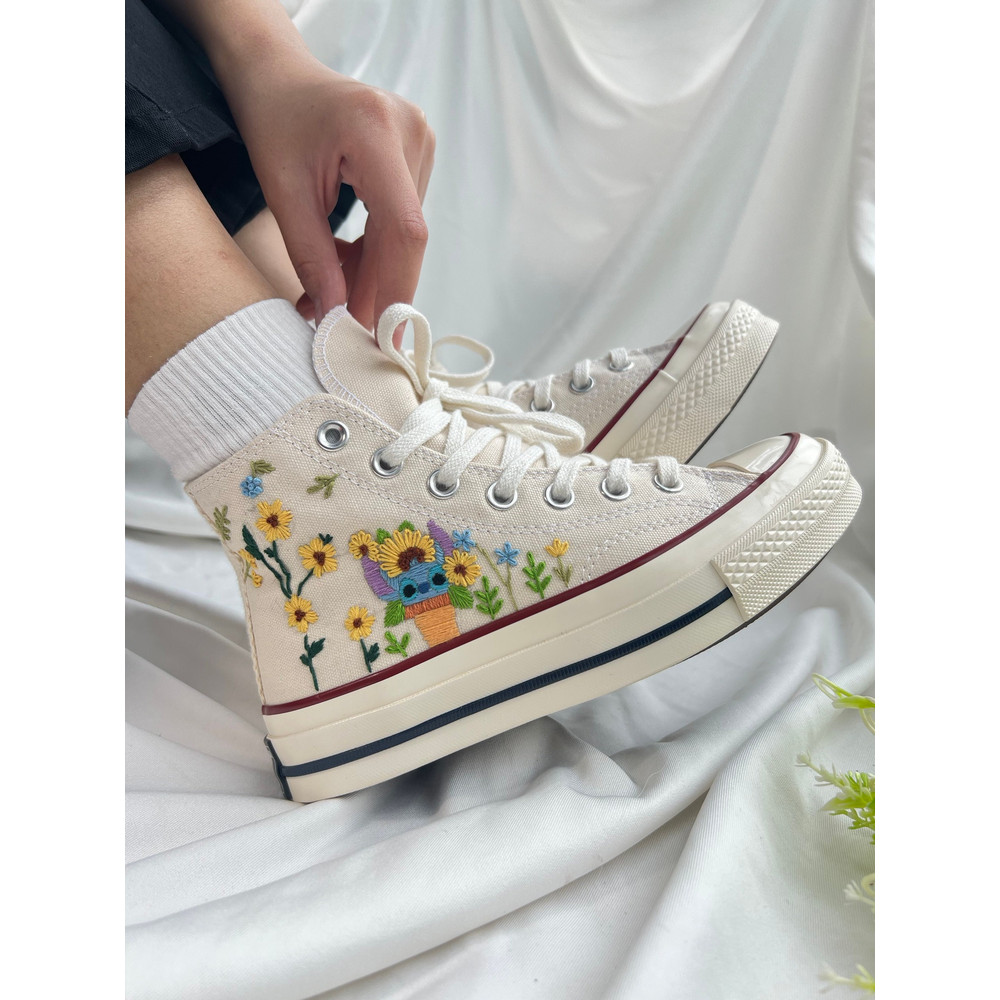 Custom Floral Embroidered Shoes, Handmade Embroidered Converse, Converse Custom, Converse Wreath Flower, Custom Flower Chuck Taylor 1970s - 2.jpg