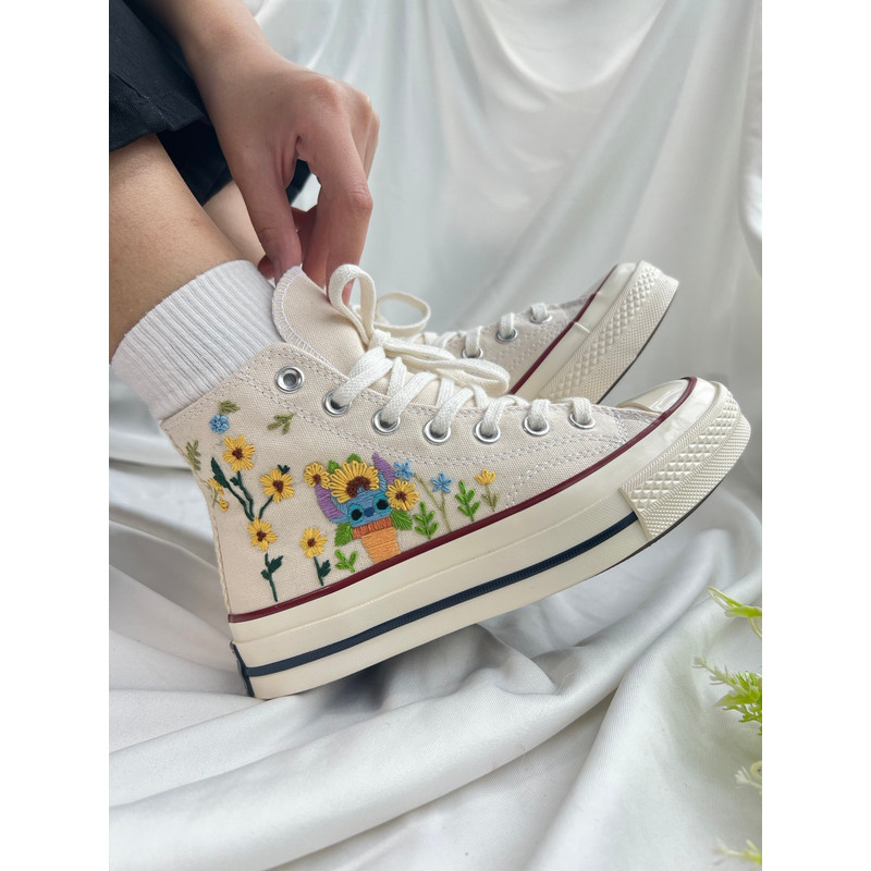 Custom Floral Embroidered Shoes, Handmade Embroidered Converse, Converse Custom, Converse Wreath Flower, Custom Flower Chuck Taylor 1970s - 2.jpg