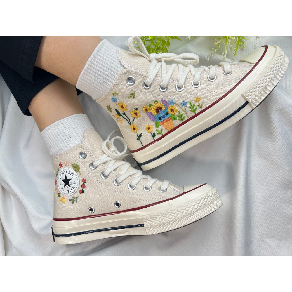 Custom Floral Embroidered Shoes, Handmade Embroidered Converse, Converse Custom, Converse Wreath Flower, Custom Flower Chuck Taylor 1970s - 4.jpg