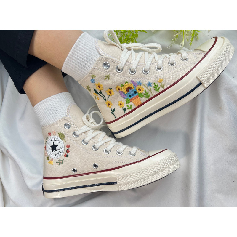 Custom Floral Embroidered Shoes, Handmade Embroidered Converse, Converse Custom, Converse Wreath Flower, Custom Flower Chuck Taylor 1970s - 4.jpg