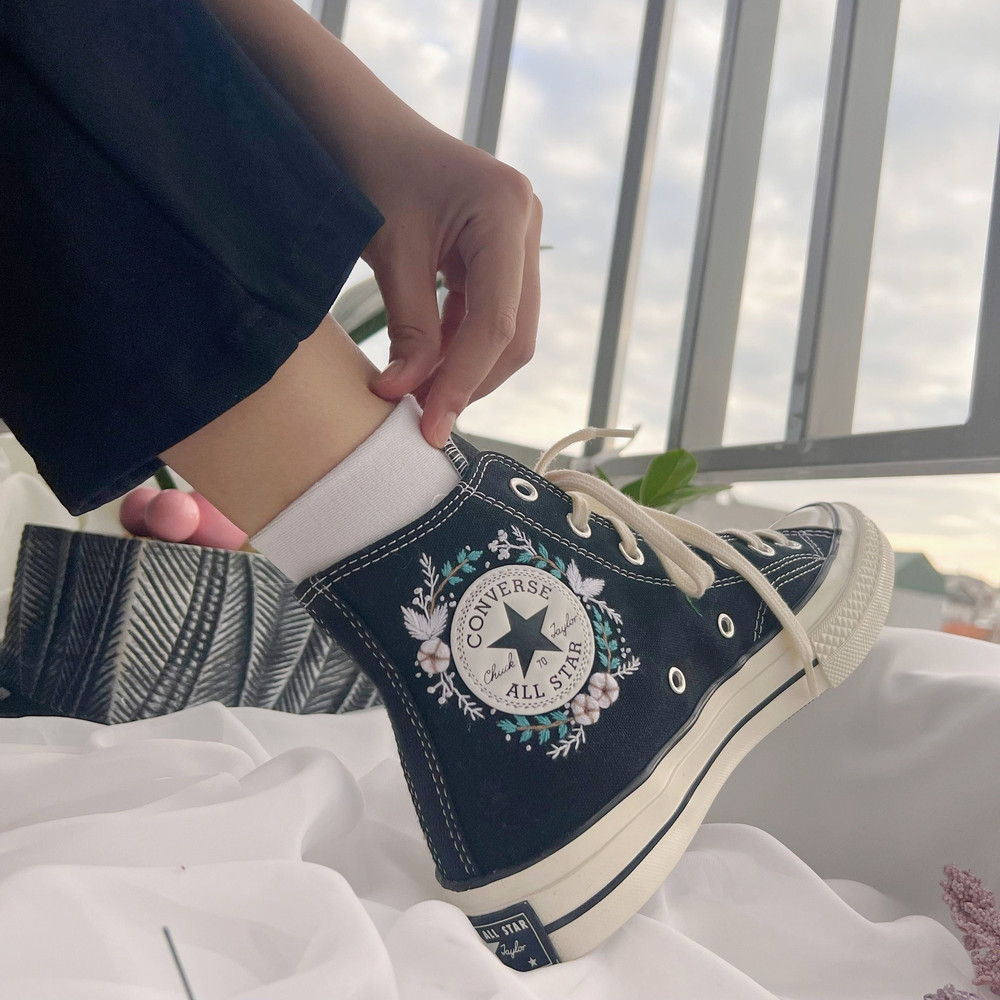 Custom Floral Embroidered Shoes, Handmade Embroidered Converse, Converse Custom, Converse Wreath Flower, Custom Flower Chuck Taylor 1970s - 5.jpg