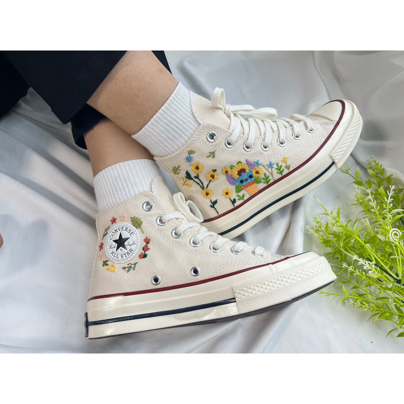 Custom Floral Embroidered Shoes, Handmade Embroidered Converse, Converse Custom, Converse Wreath Flower, Custom Flower Chuck Taylor 1970s - 5.jpg