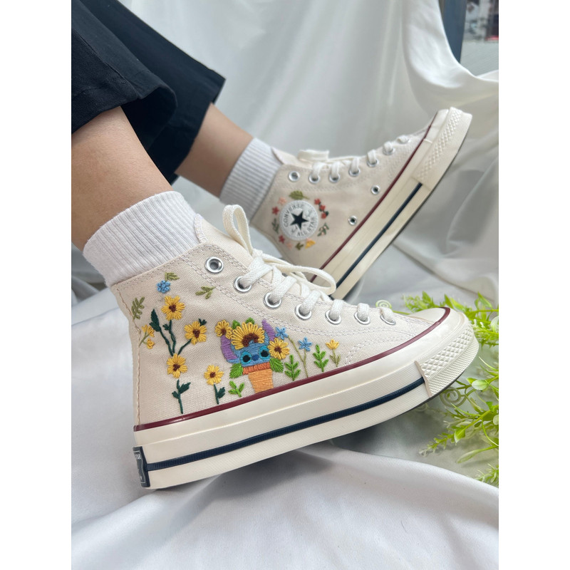 Custom Floral Embroidered Shoes, Handmade Embroidered Converse, Converse Custom, Converse Wreath Flower, Custom Flower Chuck Taylor 1970s - 8.jpg