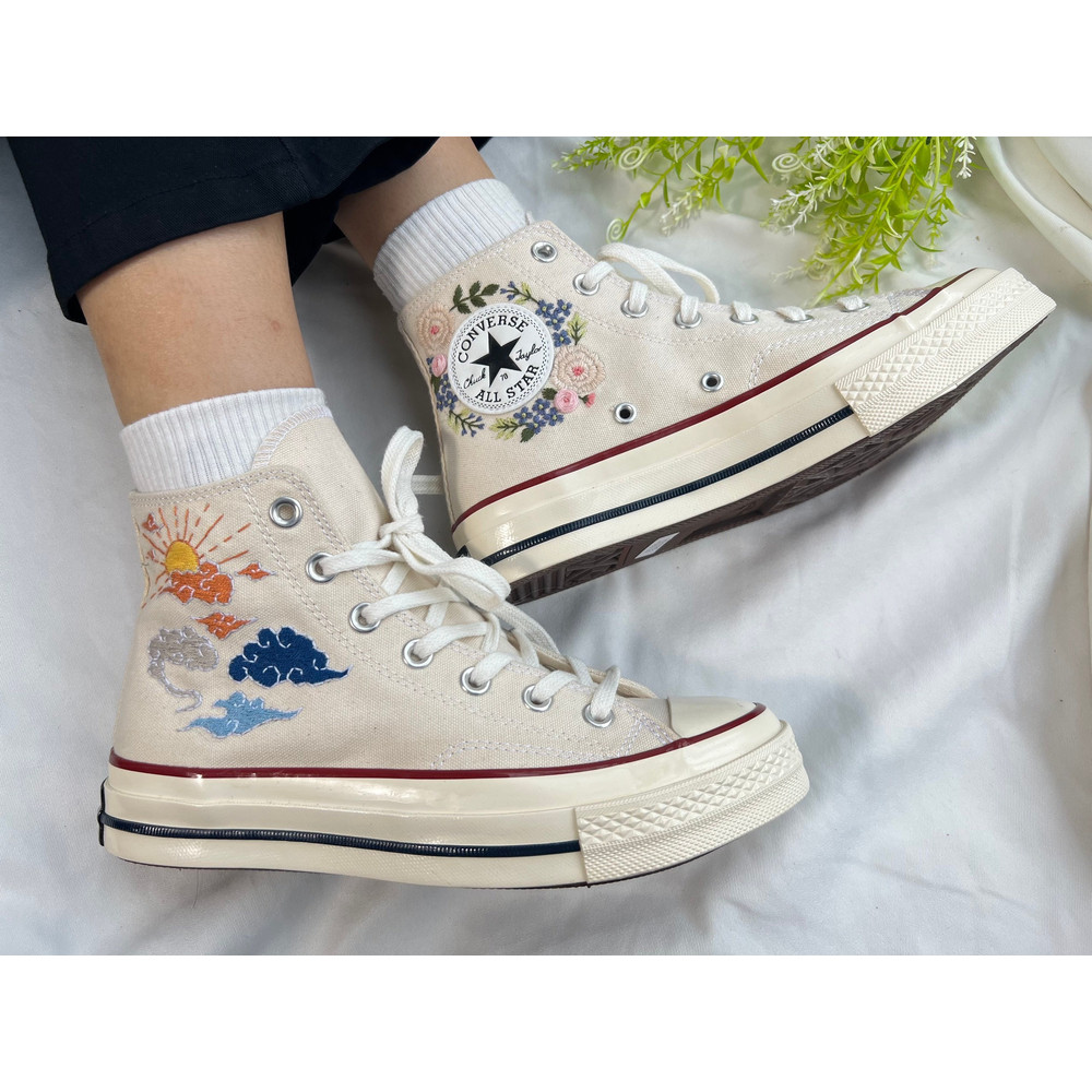 Custom Floral Embroidered Shoes, Handmade Embroidered Converse, Converse Custom, Converse Wreath Flower, Custom Flower Chuck Taylor 1970s - 4.jpg