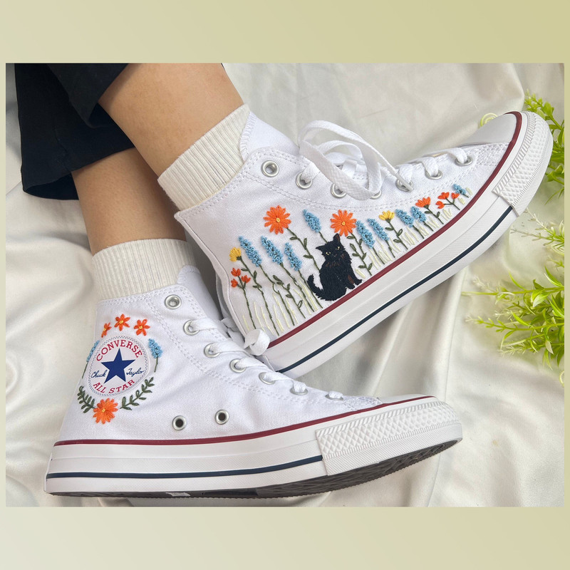 Custom Floral Embroidered Shoes, Handmade Embroidered Converse, Converse Custom, Converse Wreath Flower, Custom Flower Chuck Taylor 1970s - 1.jpg