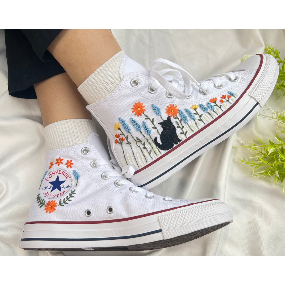 Custom Floral Embroidered Shoes, Handmade Embroidered Converse, Converse Custom, Converse Wreath Flower, Custom Flower Chuck Taylor 1970s - 2.jpg