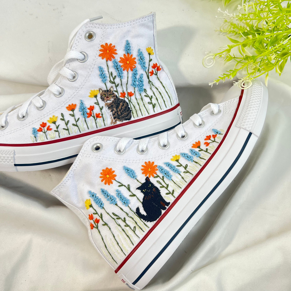 Custom Floral Embroidered Shoes, Handmade Embroidered Converse, Converse Custom, Converse Wreath Flower, Custom Flower Chuck Taylor 1970s - 4.jpg