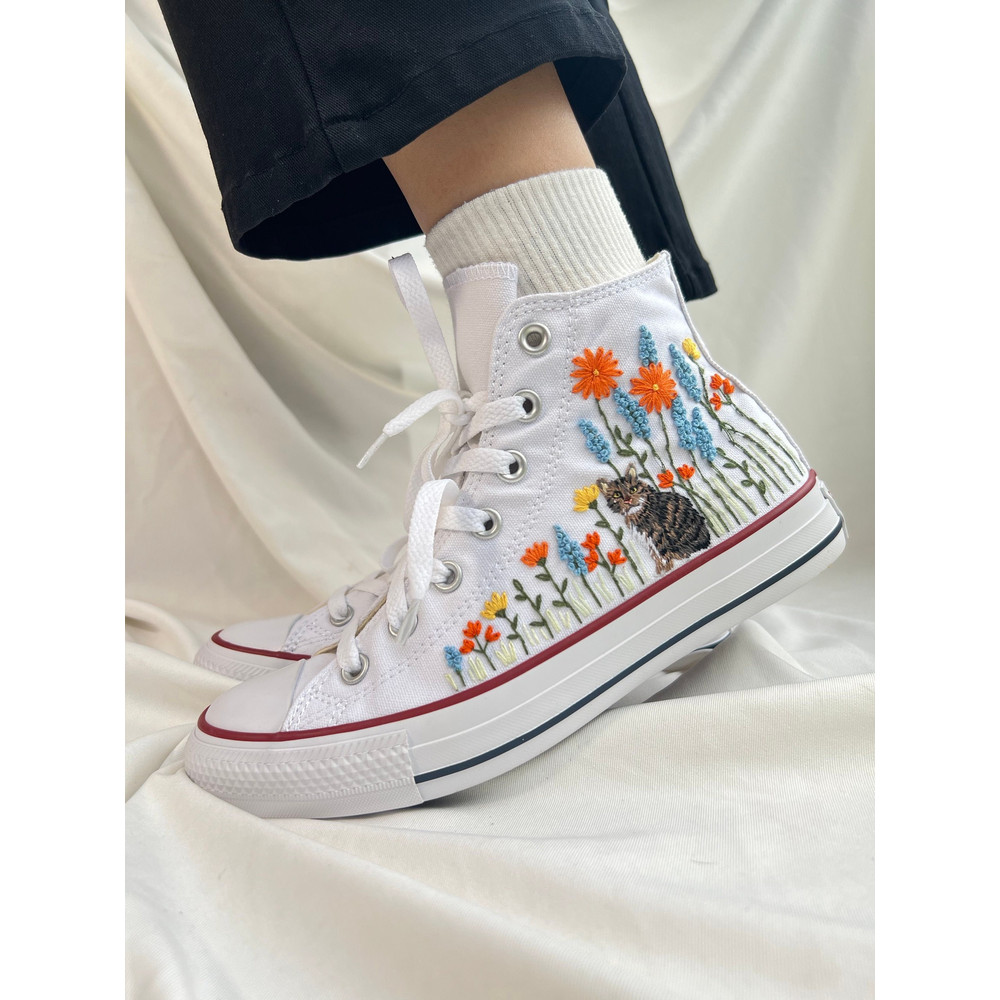 Custom Floral Embroidered Shoes, Handmade Embroidered Converse, Converse Custom, Converse Wreath Flower, Custom Flower Chuck Taylor 1970s - 5.jpg