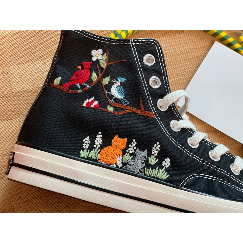 Custom Floral Embroidered Shoes, Handmade Embroidered Converse, Converse Custom, Converse Wreath Flower, Custom Flower Chuck Taylor 1970s - 4.jpg
