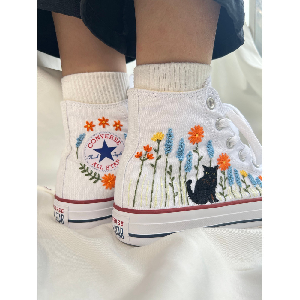 Custom Floral Embroidered Shoes, Handmade Embroidered Converse, Converse Custom, Converse Wreath Flower, Custom Flower Chuck Taylor 1970s - 7.jpg