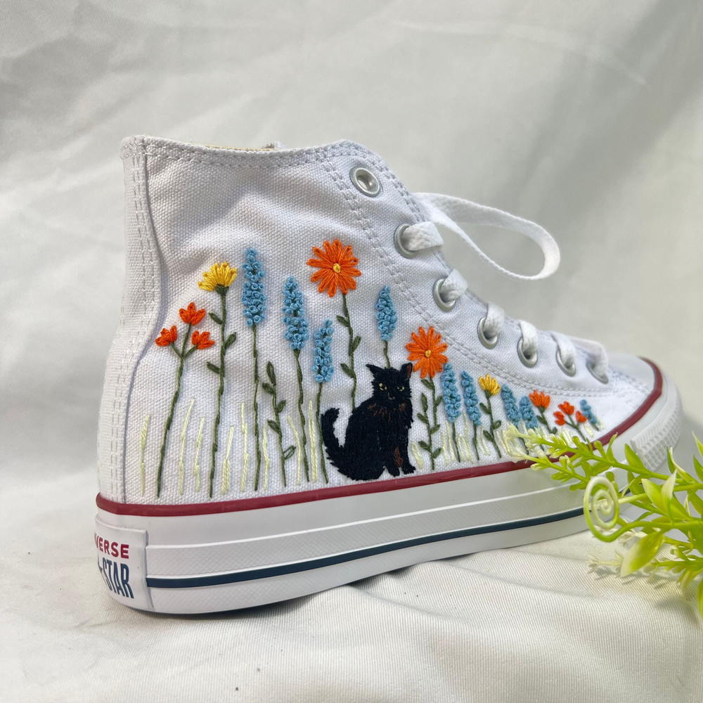 Custom Floral Embroidered Shoes, Handmade Embroidered Converse, Converse Custom, Converse Wreath Flower, Custom Flower Chuck Taylor 1970s - 8.jpg