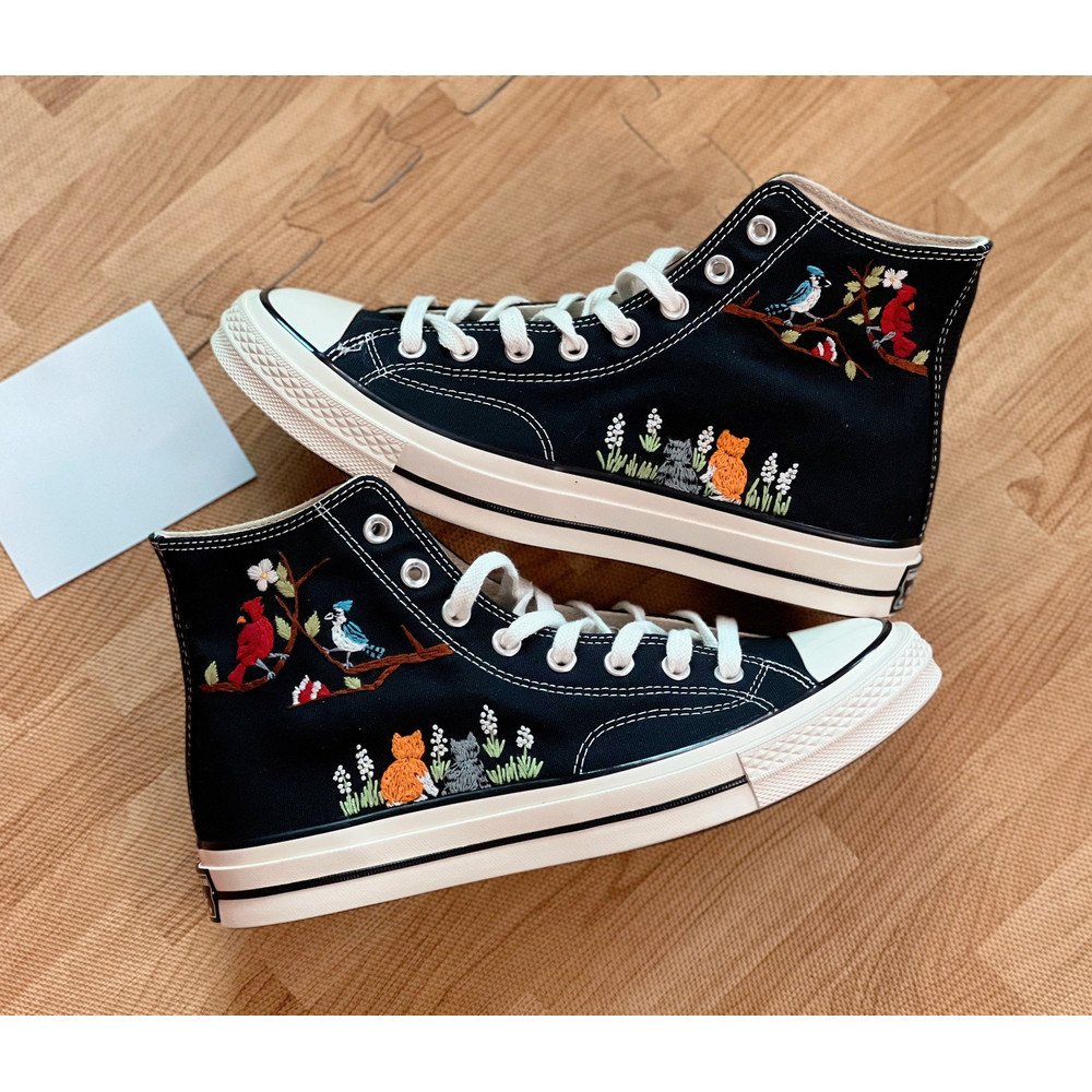 Custom Floral Embroidered Shoes, Handmade Embroidered Converse, Converse Custom, Converse Wreath Flower, Custom Flower Chuck Taylor 1970s - 7.jpg