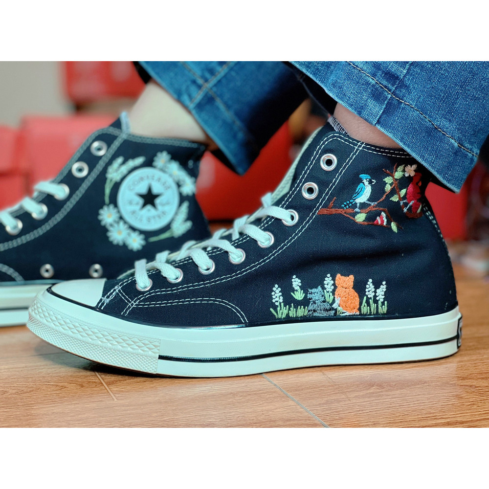 Custom Floral Embroidered Shoes, Handmade Embroidered Converse, Converse Custom, Converse Wreath Flower, Custom Flower Chuck Taylor 1970s - 9.jpg