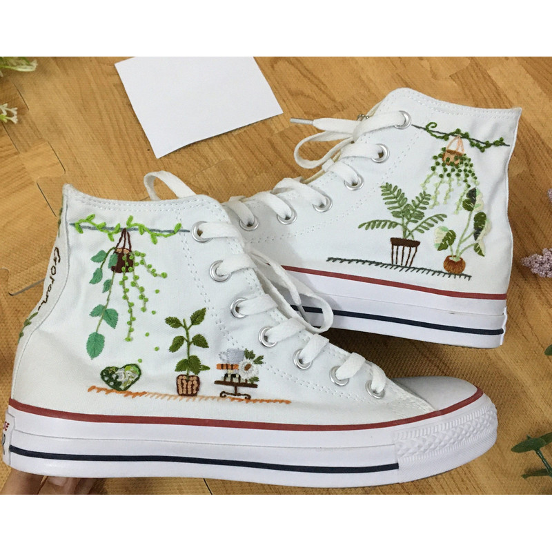 Custom Floral Embroidered Shoes, Handmade Embroidered Converse, Converse Custom, Converse Wreath Flower, Custom Flower Chuck Taylor 1970s - 2.jpg
