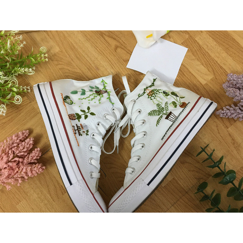 Custom Floral Embroidered Shoes, Handmade Embroidered Converse, Converse Custom, Converse Wreath Flower, Custom Flower Chuck Taylor 1970s - 5.jpg