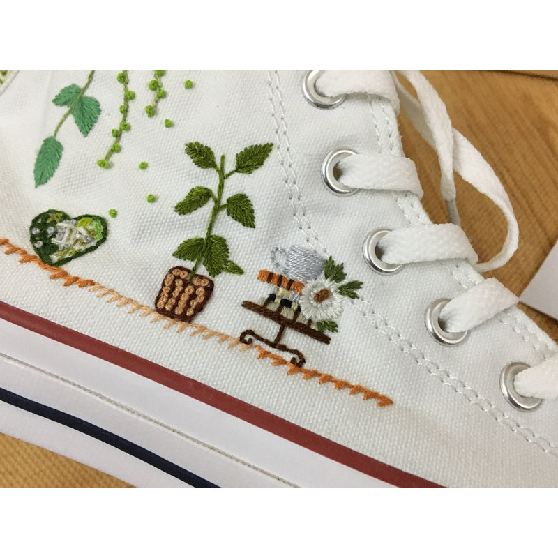 Custom Floral Embroidered Shoes, Handmade Embroidered Converse, Converse Custom, Converse Wreath Flower, Custom Flower Chuck Taylor 1970s - 8.jpg