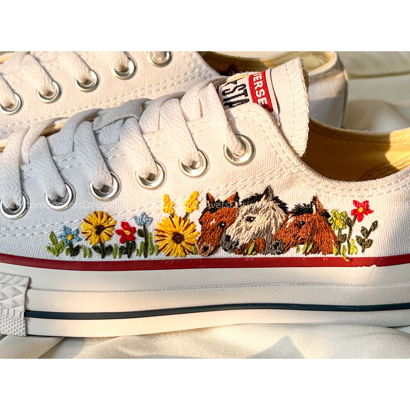 Custom Floral Embroidered Shoes, Handmade Embroidered Converse, Converse Custom, Converse Wreath Flower, Custom Flower Chuck Taylor 1970s - 6.jpg