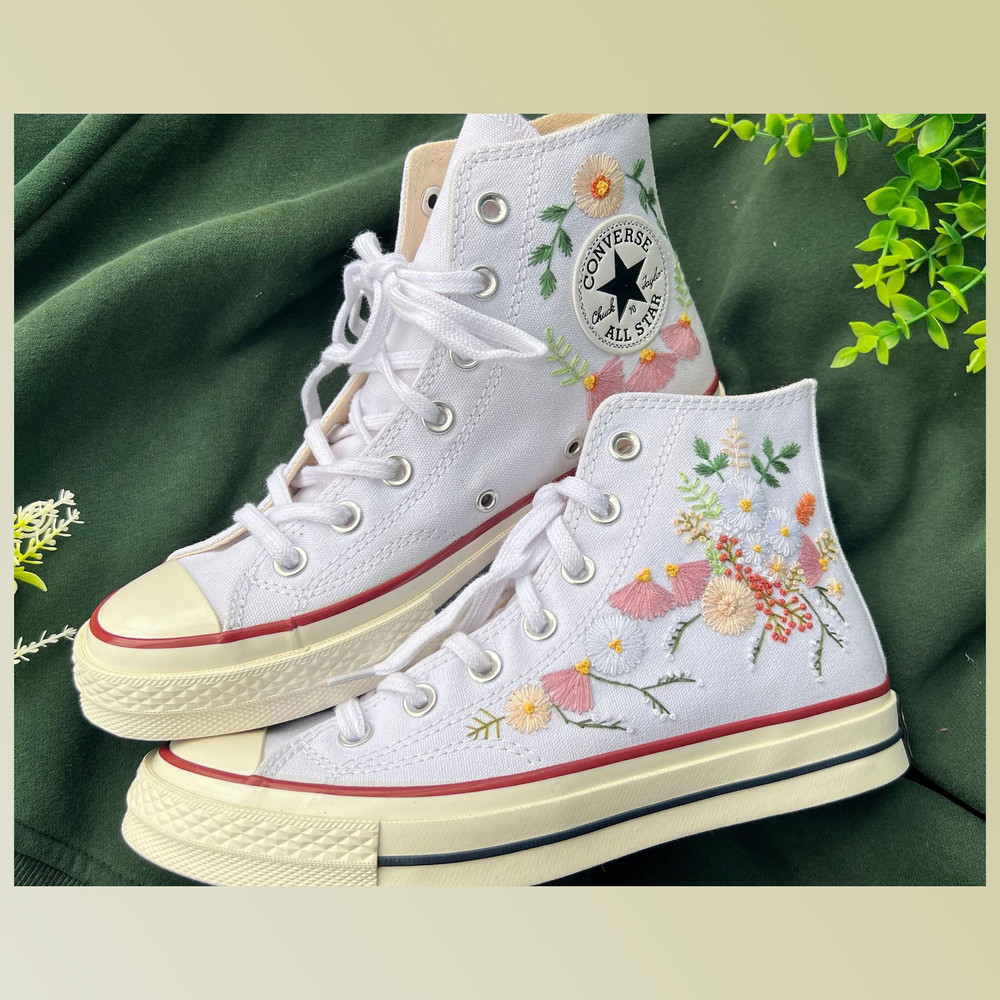 Custom Floral Embroidered Shoes, Handmade Embroidered Converse, Converse Custom, Converse Wreath Flower, Custom Flower Chuck Taylor 1970s - 1.jpg